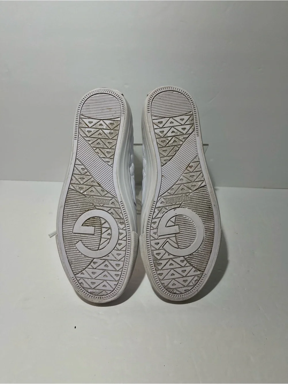 😍 Guess Women’s White Quilted Leather Sneakers with Gold Accents size 8